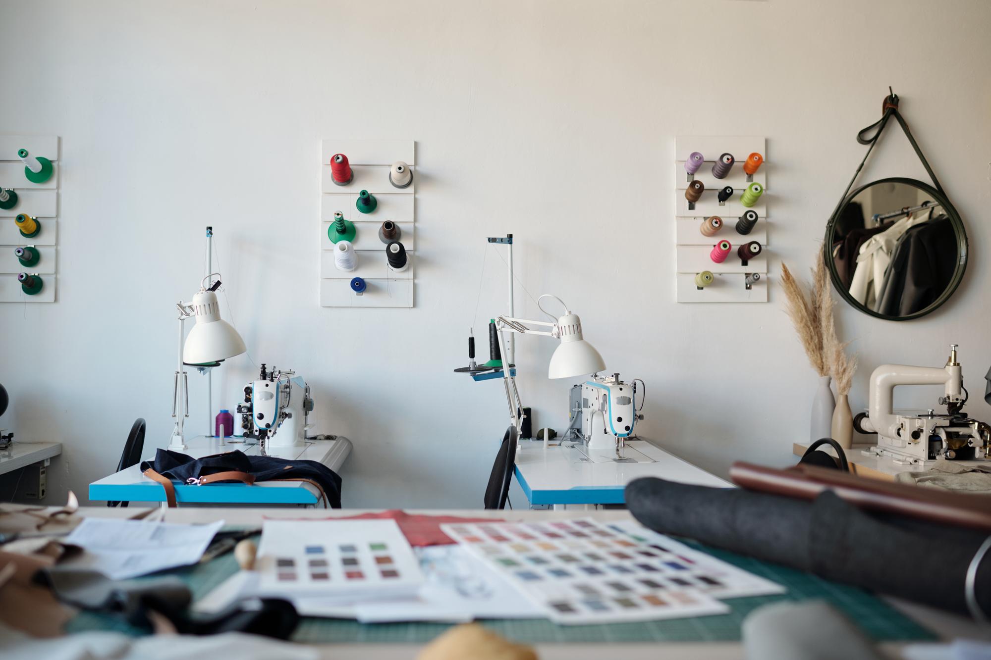 Studio di ricamo con attrezzature moderne